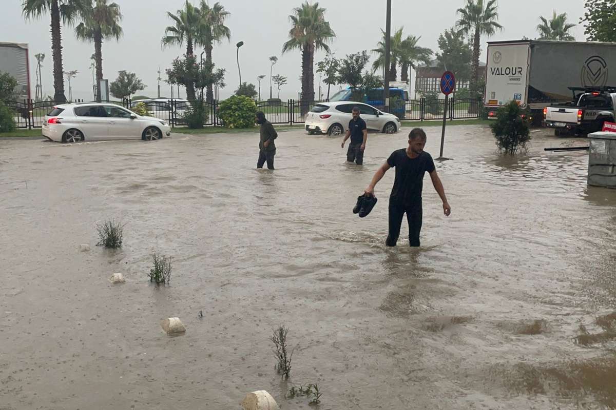 Ordu'da sel: Karadeniz Sahil Yolu ulaşıma kapandı, iş yerlerini su bastı