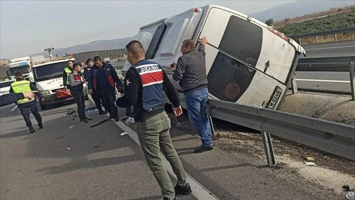 Osmaniyespor taraftarlarını taşıyan minibüsün devrilmesi sonucu 1 kişi öldü, 9 kişi yaralandı