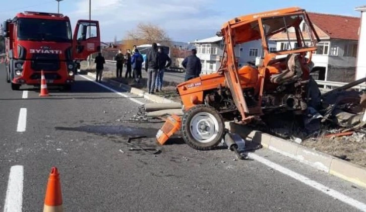 Otobüsün çarptığı traktörün sürücüsü hayatını kaybetti