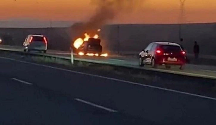 Otomobil alev topuna döndü: 4 kişi son anda kurtuldu