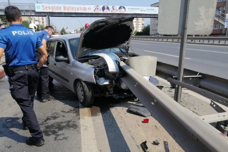 Otomobil bariyerlere ok gibi saplandı: 1 ağır yaralı