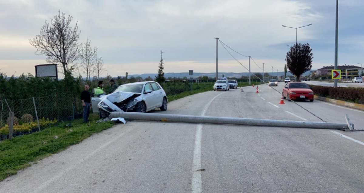 Otomobil beton direği devirdi, yol trafiğe kapandı