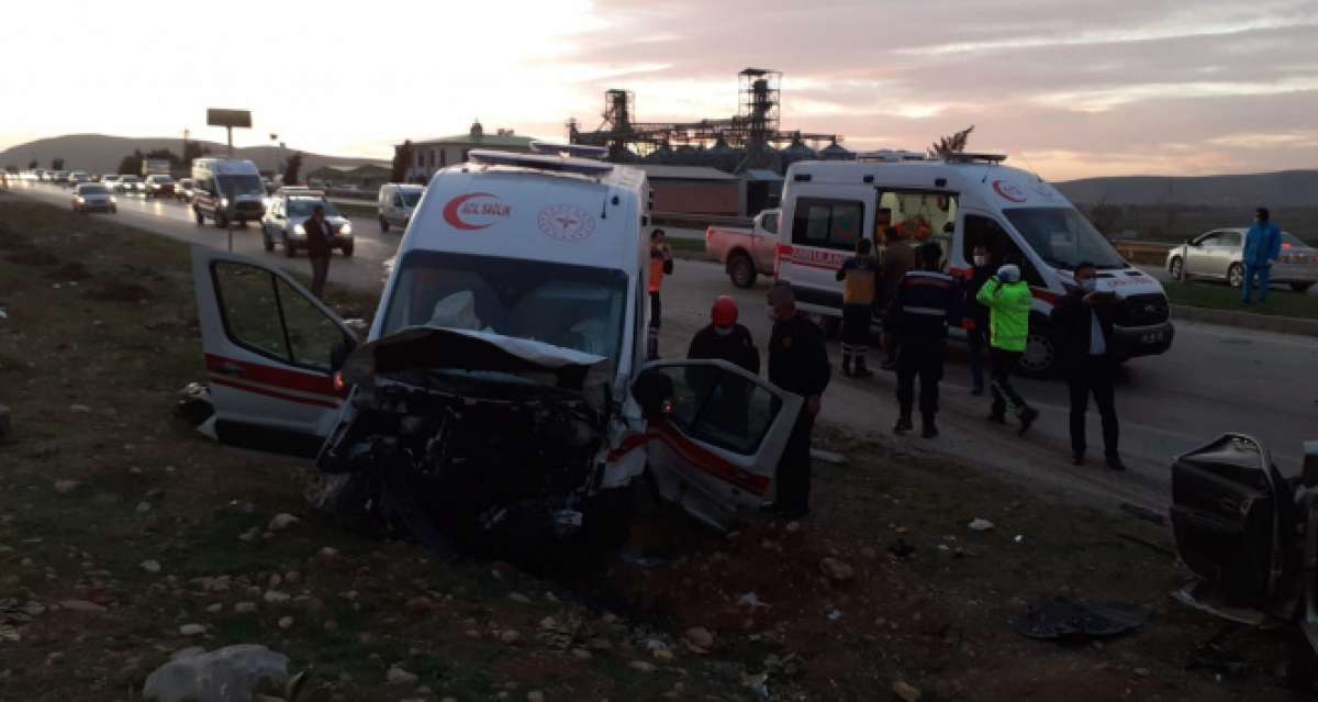 Otomobil ile ambulans kafa kafaya çarpıştı: 3 ölü, 3 yaralı