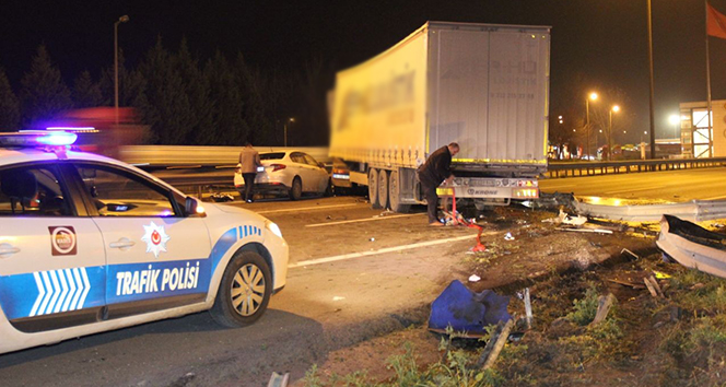 Otomobil ile çarpışan tır bariyerleri parçaladı, TEM trafiğe kapandı