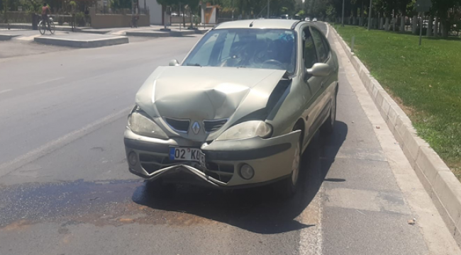 Otomobil ile hafif ticari araç çarpıştı: 3 yaralı