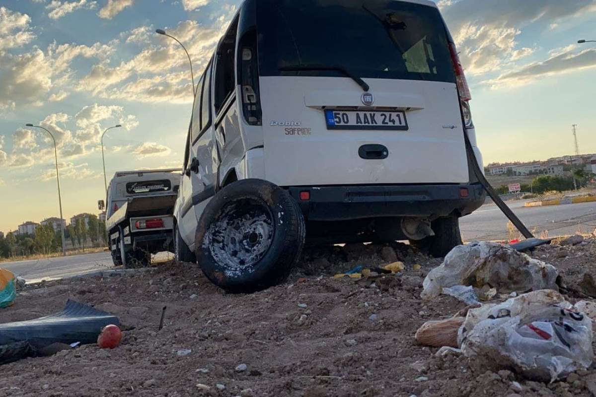 Otomobil ile hafif ticari araç çarpıştı: 4'ü çocuk 10 yaralı