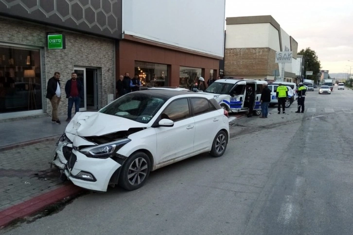 Otomobil ile polis otosu çarpıştı: 2’si polis 3 yaralı