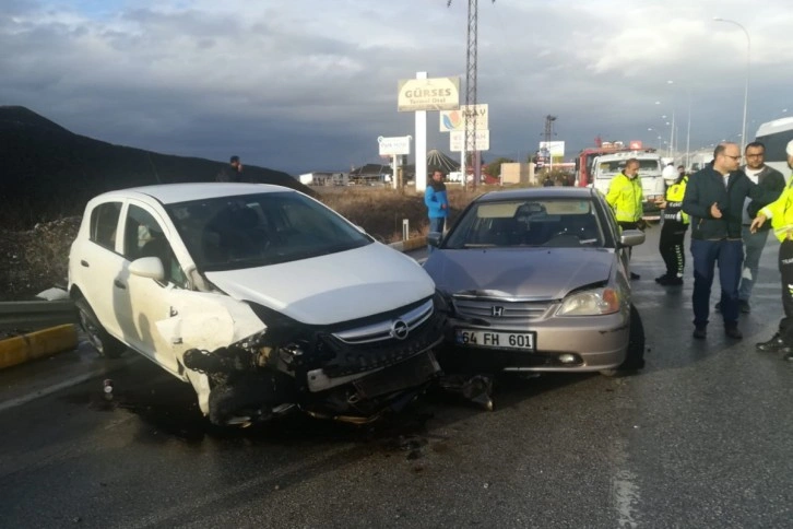 Otomobil önce bariyerlere, ardından başka bir araca çarptı: 2 yaralı