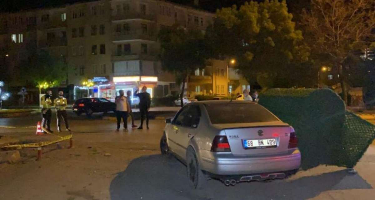 Otomobil önce elektrik panosuna sonra çöp konteynerine çarptı: 2 yaralı