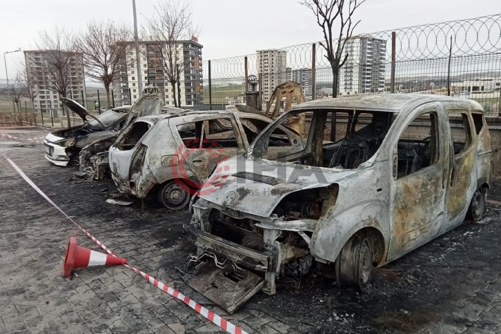 Otomobilin elektrik aksamındaki yangın 5 aracı küle çevirdi