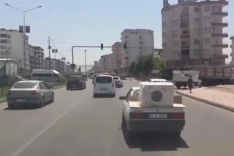 Otomobilin üzerinde çamaşır makinesi taşıdı