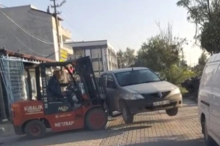 Otomobilin yolu kapatmasına kızdı, forkliftle kaldırıp kenara bıraktı