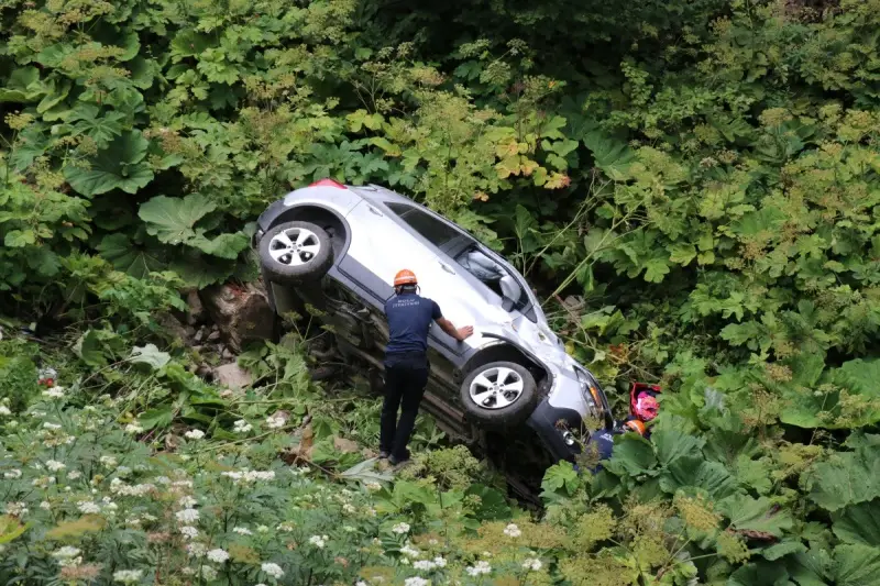 Otomobille 25 metrelik uçuruma yuvarlanan çift ölümden döndü: 1 yaralı