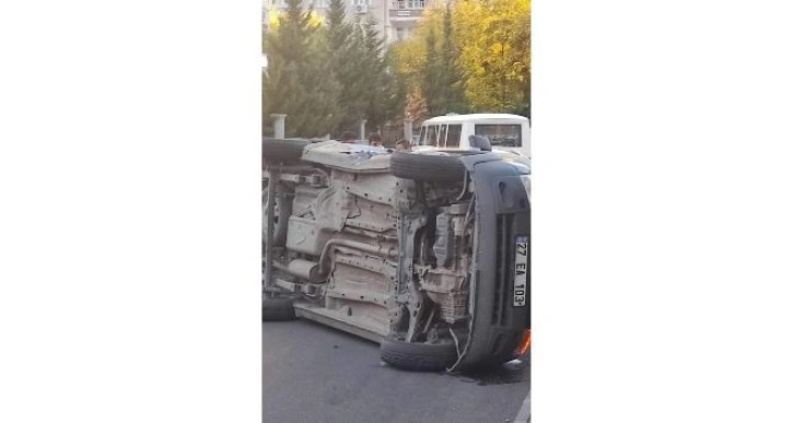 Otomobille çarpışan araç takla attı