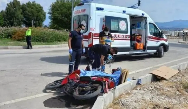 Otomobille çarpışan motosikletin sürücüsü öldü, eşi yaralı