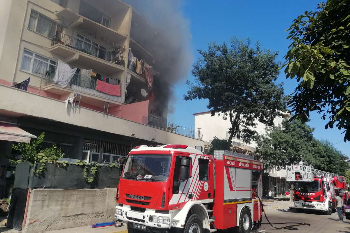 Oturma odasındaki alevleri görünce eşiyle kendini dışarı attı