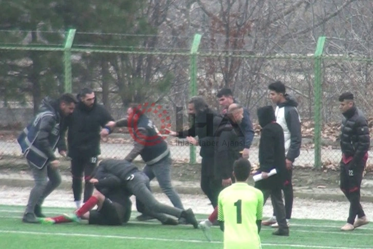 Oyundan alınan futbolcu bıçakla sahaya girdi, maç tatil edildi