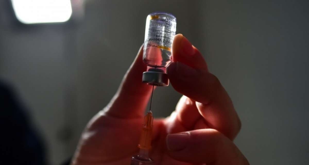 Pakistan'da halk korona virüs aşı merkezine akın etti