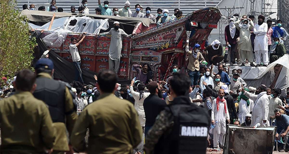 Pakistan'da polis göstericilere ateş açtı: 3 ölü, 50 yaralı