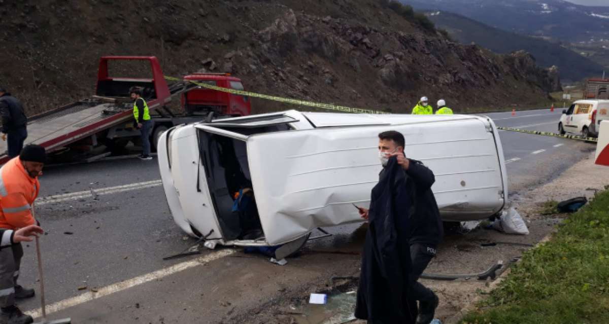 Panelvan ile otomobil kafa kafaya çarpıştı: 2'si çocuk 6 yaralı