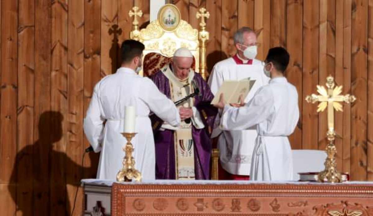 Papa, Musul'da terör örgütü DEAŞ kurbanları için ayin düzenledi