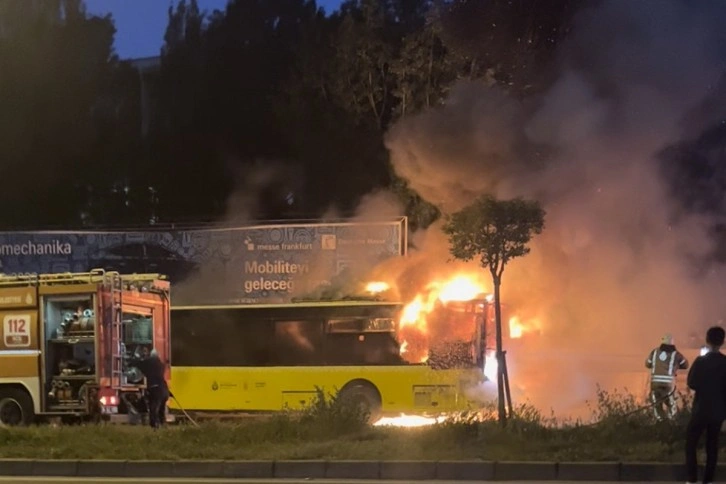 Park halindeki İETT otobüsü alev alev yandı