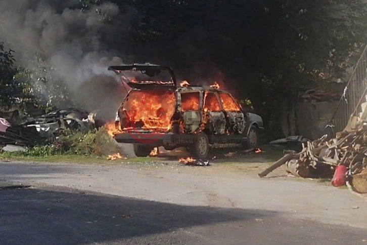 Park halindeki otomobil alev alev yandı!