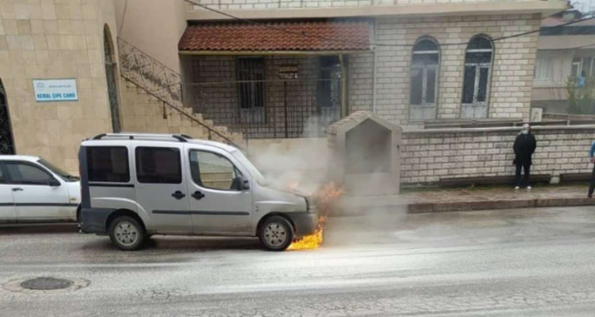 Park halindeki ticari araç alevler içinde kaldı