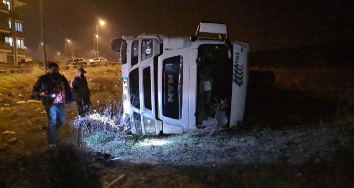 Park halindeki tırın frenleri boşalınca boş araziye devrildi