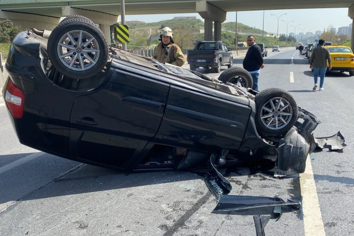 Pendik’de refüje çarpan otomobil takla attı: 1 yaralı