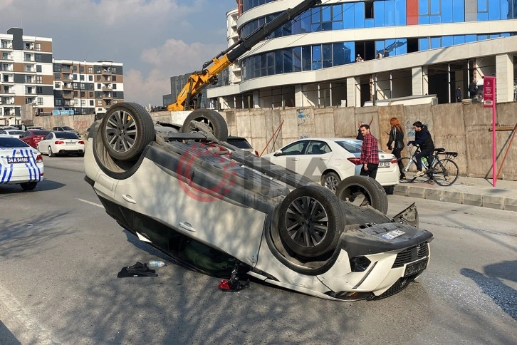 Pendik’te 3 aracın karıştığı kazada baba ve oğul yaralandı