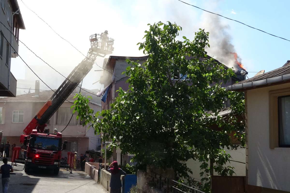 Pendik'te çatı yandı, vatandaşlar söndürmek için çatıya tırmandı