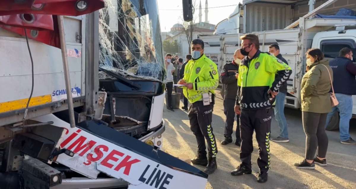 Pendik'te feci kaza: Freni boşalan otobüs tıra çarptı