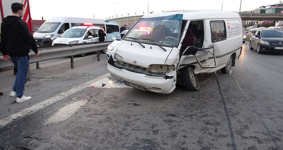 Pendik'te minibüs ile otomobil çarpıştı: 2 yaralı