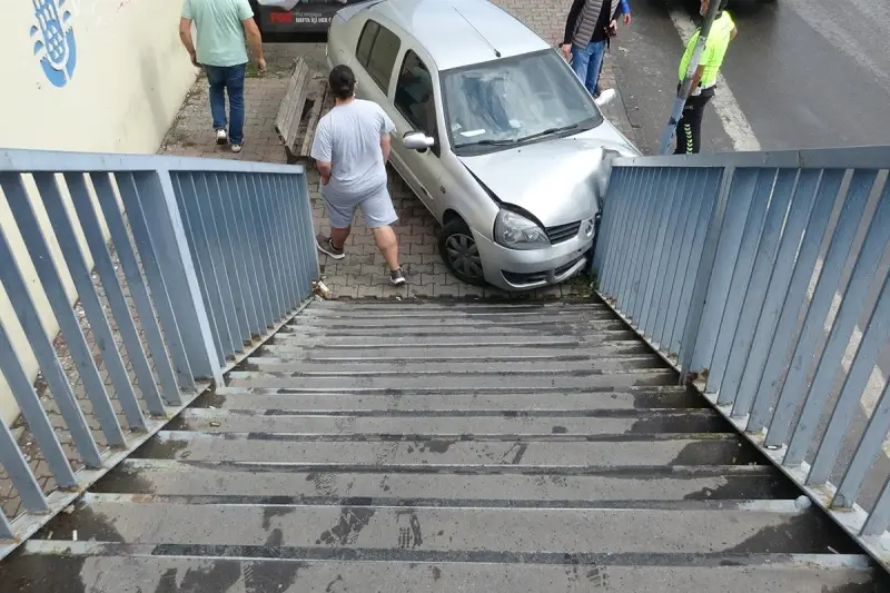 Pendik’te otobüs durağını teğet geçip üst geçide çarpan otomobil kamerada