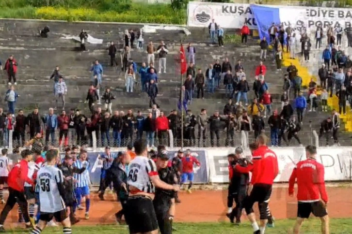 Play-off maçında yumruklar havada uçuştu