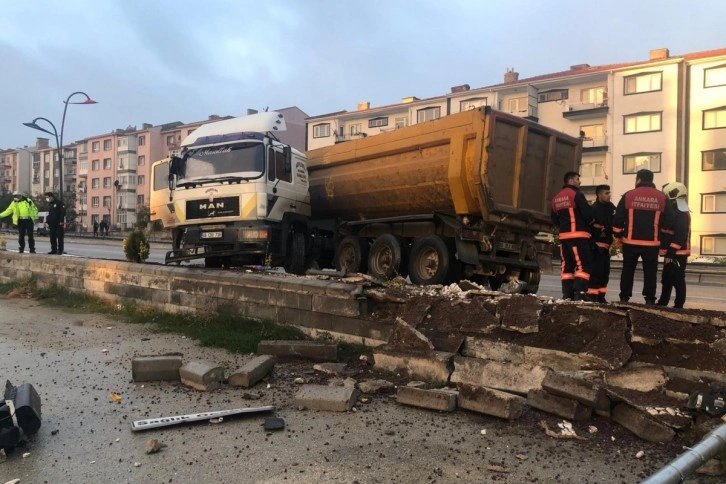 Polatlı’da tır karşı şeride geçti: 1 yaralı