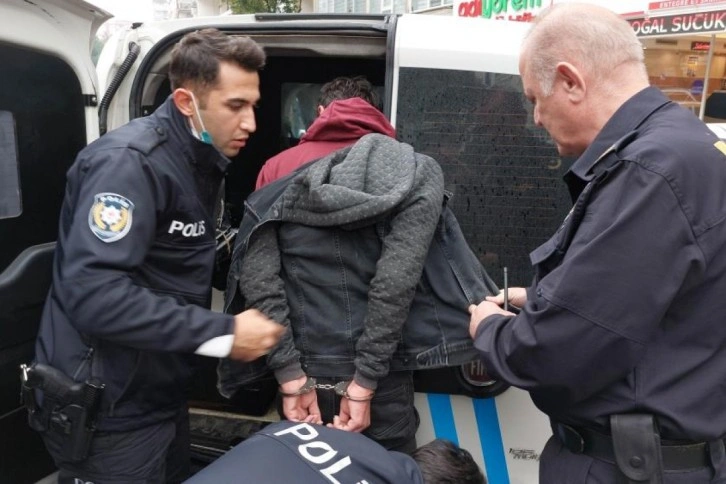 Polis bıçakla rehin alınan karı-kocayı saldırganın bileğini ısırarak kurtardı