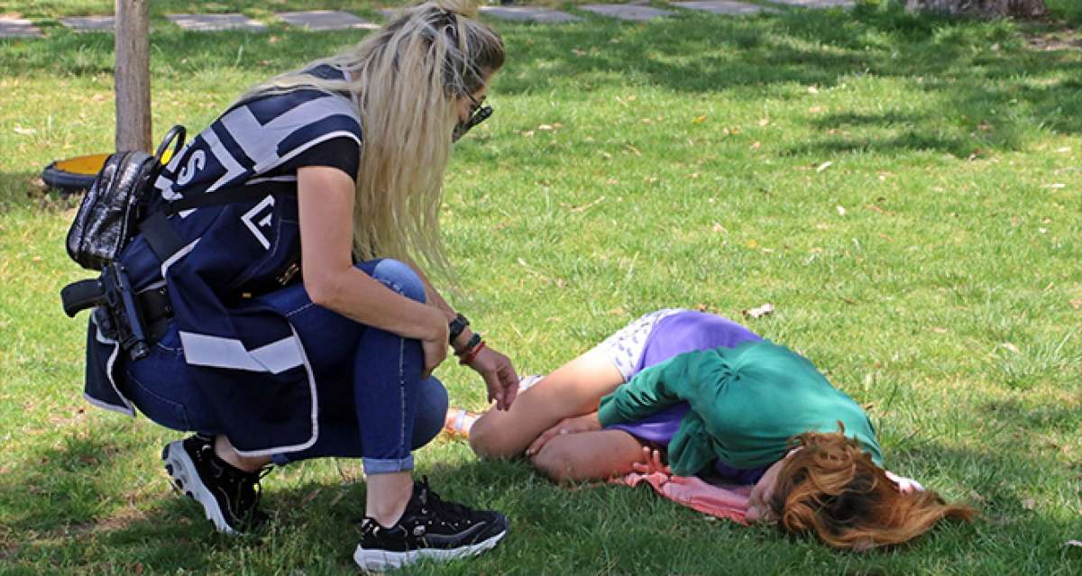 Polis sahilde derin uykuya dalan kadını uyandırmak için uzun süre uğraştı