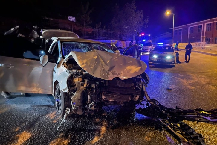 Polisten kaçan sürücü otomobille duvara çarptı: 2 yaralı