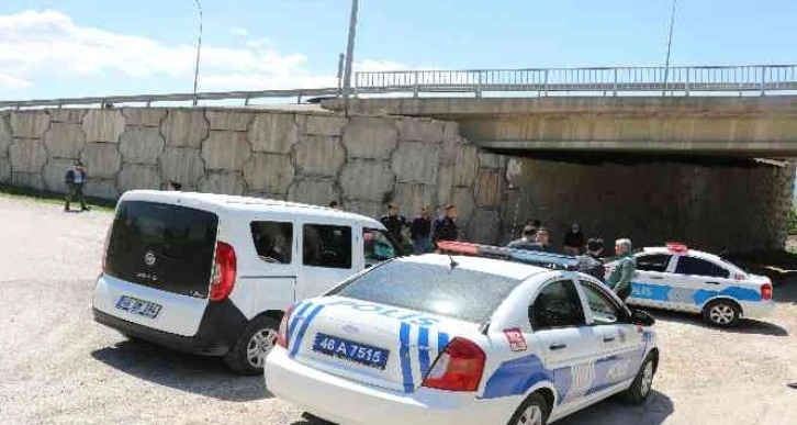 Polisten kaçtı çalıların arasında yakalandı