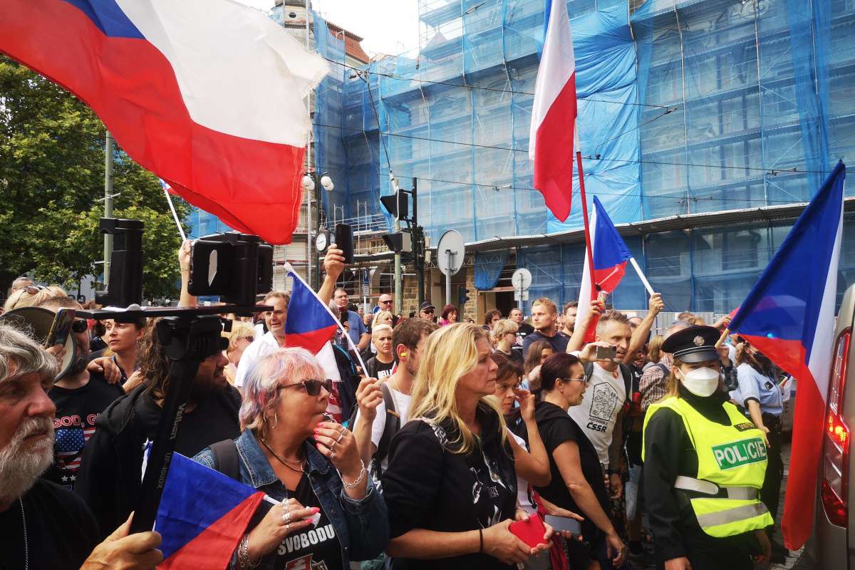 Prag'da Covid-19 önlemleri protesto edildi