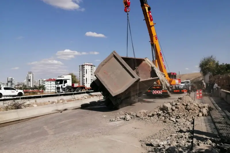 Rampa aşağı giderken devrilen hafriyat kamyonu 2 aracı biçti