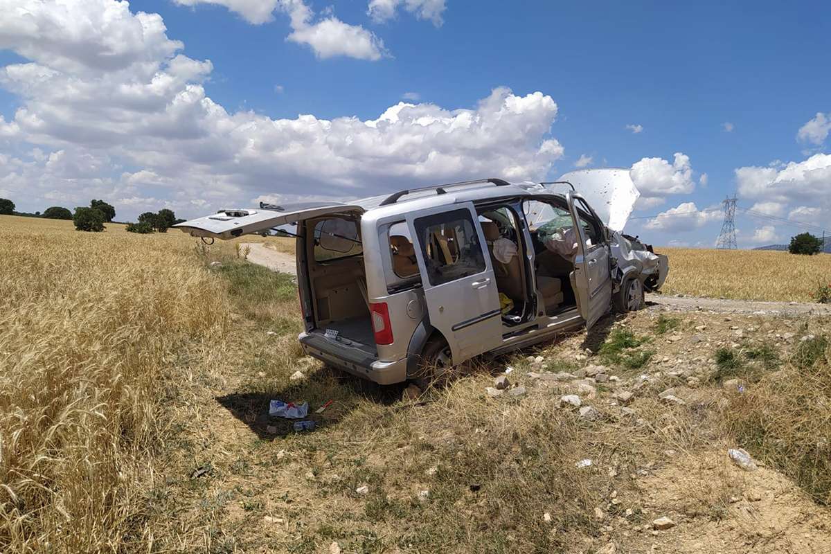 Refüje çarpan otomobil takla atıp şarampole düştü; 1'i ağır 4 yaralı