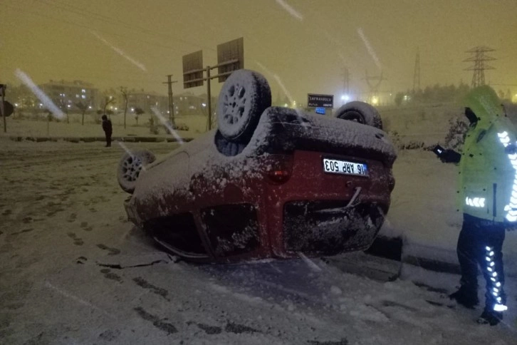 Refüje çarpan otomobil takla attı, öğrenciler yara almadan kurtuldu