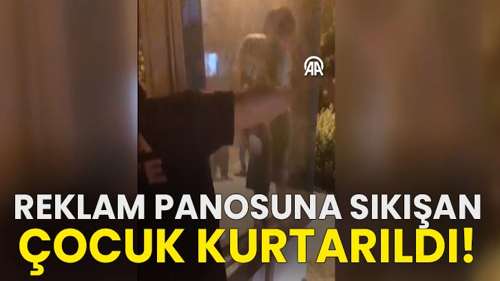 Reklam panosuna sıkışan çocuk kurtarıldı!