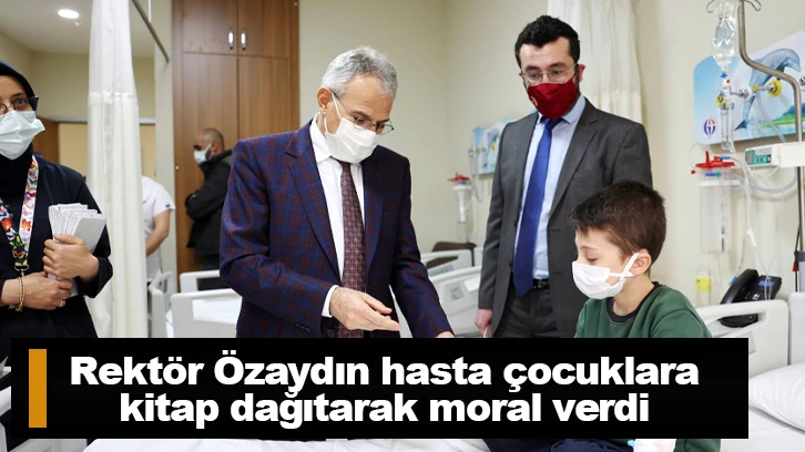 Rektör Özaydın, hasta çocuklara kitap dağıtarak moral verdi