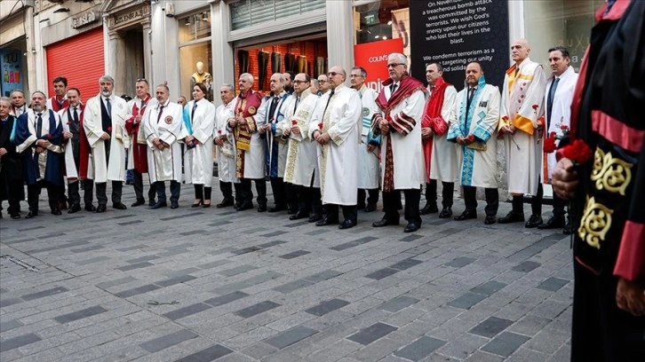 Rektörler terör saldırısının yaşandığı İstiklal Caddesi'ne karanfil bıraktı