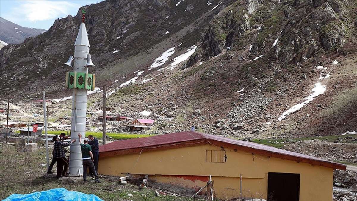 Rize'de çığdan zarar görmemesi için kışın yatırılan minare yeniden kaldırıldı