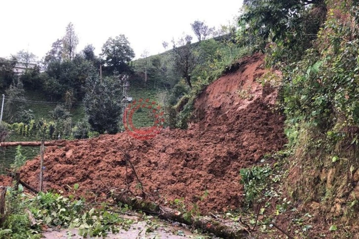 Rize'de heyelan köy yolunu kapattı